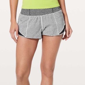 Lululemon Monochromatic White and Black Hotty Hot Lined 2.5” Size 6
